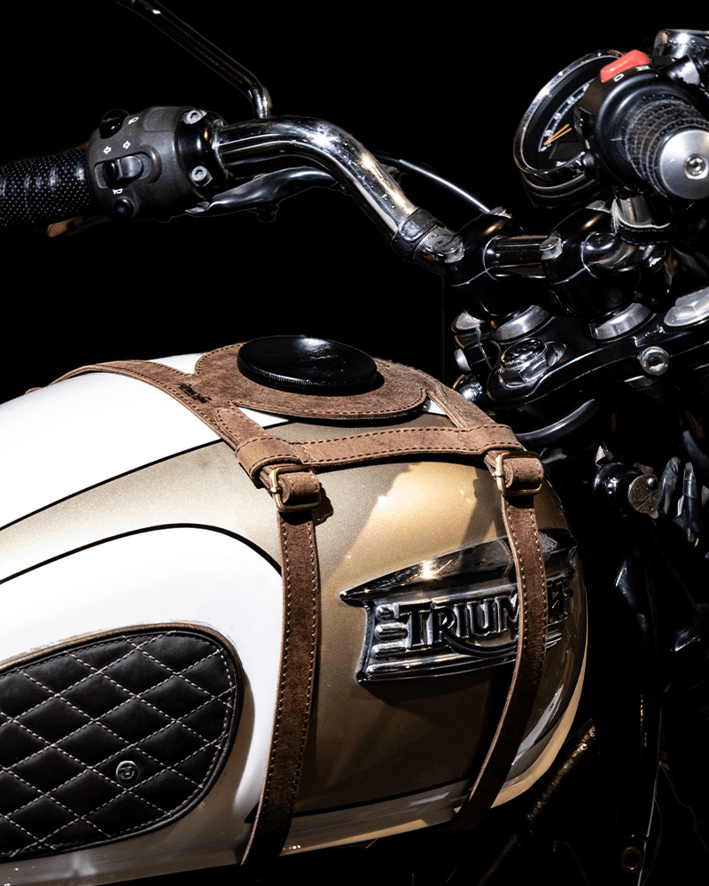 Dapper Motor — Trip Machine Tank Strap — Right Side Fuel Inlet