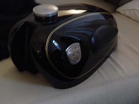 Adler Tank in Tiefschwarz mit goldener Zierlinie